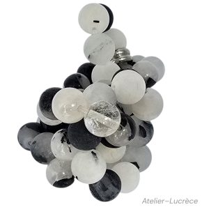 De couleur gris noir Le quartz rutile est une pierre de clarté et d'amplification, elle aide à renforcer l' énergie et à éclaircir les pensées.