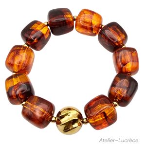 Bracelet artisanal perles carrées acryliques ébène avec entre perle dorée en acier inoxydable