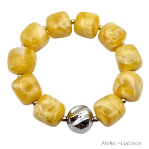Bracelet artisanal perles carrées acryliques safran avec entre perle argenté en acier inoxydable