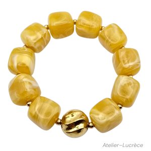 Bracelet artisanal perles carrées acryliques safran avec entre perle doré en acier inoxydable