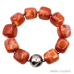 Bracelet artisanal perles carrées acryliques couleur brique avec entre perle argentée en acier inoxydable