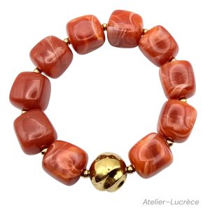 Bracelet artisanal perles carrées acryliques couleur brique avec entre perle dorée en acier inoxydable