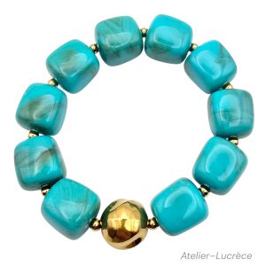Bracelet artisanal perles carrées acryliques bleu turquoise avec entre perle dorée en acier inoxydable