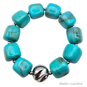 Bracelet artisanal perles carrées acryliques turquoise avec entre perle argenté en acier inoxydable