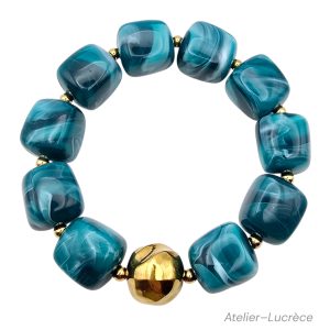 Bracelet artisanal perles carrées acryliques bleu azur avec entre perle dorée en acier inoxydable