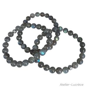 Couleur gris avec reflet bleutéa labradorite est une pierre aux énergies puissantes et protectrices . Elle agit comme un bouclier contre les énergies négatives tout en préservant votre énergie. Parfait pour les personnes sensibles ou en contact avec beaucoup de monde. Un bracelet idéal pour se sentir protégé au quotidien.