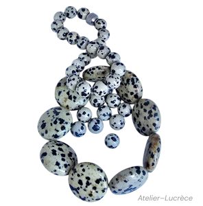 Le jaspe dalmatien est une pierre qui favorise la joie , la spontanéité et la protection . Il aide à garder un esprit léger.
